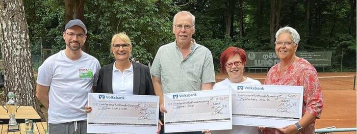 2025 STV Benefizturnier Uebergabe Spenden